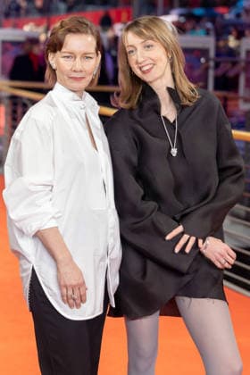 Preisverleihung, Roter Teppich zur Berlinale, Berlin, 21.02.2026 Sandra Hueller, Caro Braun auf dem Roten Teppich vor der Abschlussgala der 76. Berlinale im Theater am Potsdamer Platz Berlin am 21.02.2026. Die 76. Internationalen Filmfestspiele Berlin finden vom 12. bis 22. Februar 2026 statt. Berlin Theater am Potsdamer Platz Copyright: xJensxFinkex