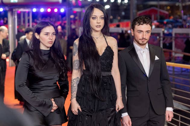 Preisverleihung, Roter Teppich zur Berlinale, Berlin, 21.02.2026 Safiya Benaddi, Alessa Savage and Caol‡n O Gorman auf dem Roten Teppich vor der Abschlussgala der 76. Berlinale im Theater am Potsdamer Platz Berlin am 21.02.2026. Die 76. Internationalen Filmfestspiele Berlin finden vom 12. bis 22. Februar 2026 statt. Berlin Theater am Potsdamer Platz Copyright: xJensxFinkex
