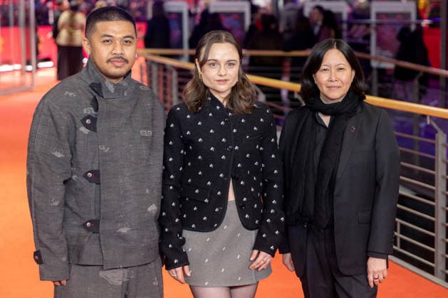 Preisverleihung, Roter Teppich zur Berlinale, Berlin, 21.02.2026 Kim Yutani, Lena Urzendowsky, Khozy Rizal auf dem Roten Teppich vor der Abschlussgala der 76. Berlinale im Theater am Potsdamer Platz Berlin am 21.02.2026. Die 76. Internationalen Filmfestspiele Berlin finden vom 12. bis 22. Februar 2026 statt. Berlin Theater am Potsdamer Platz Copyright: xJensxFinkex