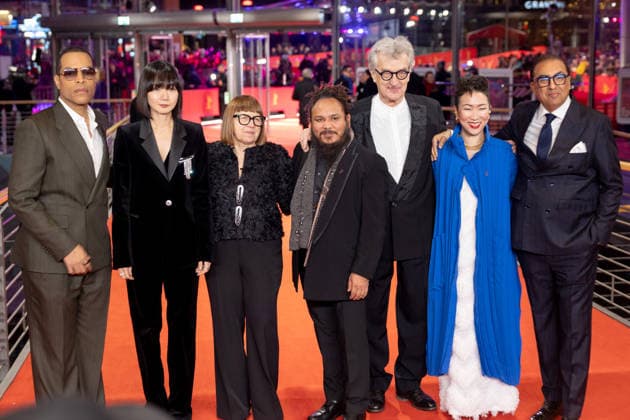 Preisverleihung, Roter Teppich zur Berlinale, Berlin, 21.02.2026 Reinaldo Marcus Green, Bae Doona, Ewa Puszczynska, Min Bahadur Bham, Wim Wenders, Hikari ,Shivendra Singh Dungarpur auf dem Roten Teppich vor der Abschlussgala der 76. Berlinale im Theater am Potsdamer Platz Berlin am 21.02.2026. Die 76. Internationalen Filmfestspiele Berlin finden vom 12. bis 22. Februar 2026 statt. Berlin Theater am Potsdamer Platz Copyright: xJensxFinkex