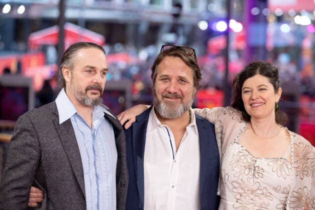 Preisverleihung, Roter Teppich zur Berlinale, Berlin, 21.02.2026 Banker White, Andy Mitchell, Anna Fitch auf dem Roten Teppich vor der Abschlussgala der 76. Berlinale im Theater am Potsdamer Platz Berlin am 21.02.2026. Die 76. Internationalen Filmfestspiele Berlin finden vom 12. bis 22. Februar 2026 statt. Berlin Theater am Potsdamer Platz Copyright: xJensxFinkex