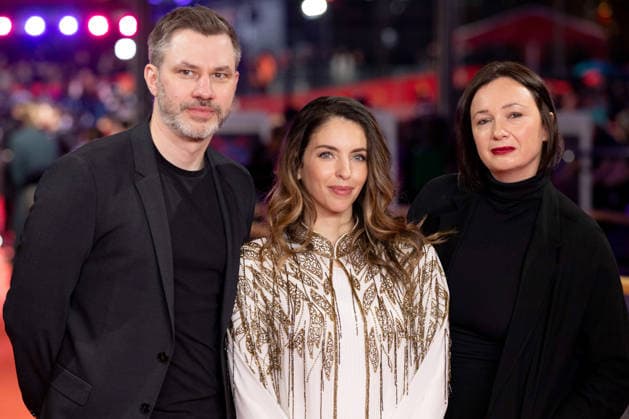 Preisverleihung, Roter Teppich zur Berlinale, Berlin, 21.02.2026 rŽdŽric Hambalek, Sofia Alaoui, Dorota auf dem Roten Teppich vor der Abschlussgala der 76. Berlinale im Theater am Potsdamer Platz Berlin am 21.02.2026. Die 76. Internationalen Filmfestspiele Berlin finden vom 12. bis 22. Februar 2026 statt. Berlin Theater am Potsdamer Platz Copyright: xJensxFinkex