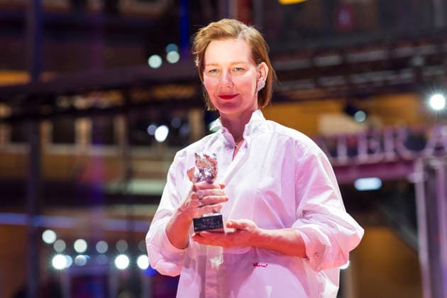 Berlinale, Preisträger am Theater am Potsdamer Platz, Berlin, 21.02.2026 Sandra Hüller posiert mit dem Silbernen Bären für die beste schauspielerische Leistung in einer Hauptrolle im Film Rose nach der Preisverleihung bei der Abschlussgala der Berlinale im Theater am Potsdamer Platz in Berlin am 21.02.2026. Die 76. Internationalen Filmfestspiele Berlin finden vom 12. bis 22. Februar 2026 statt. Berlin Theater am Potsdamer Platz Copyright: xBenxKriemannx