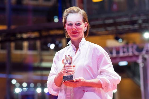 Berlinale, Preisträger am Theater am Potsdamer Platz, Berlin, 21.02.2026 Sandra Hüller posiert mit dem Silbernen Bären für die beste schauspielerische Leistung in einer Hauptrolle im Film Rose nach der Preisverleihung bei der Abschlussgala der Berlinale im Theater am Potsdamer Platz in Berlin am 21.02.2026. Die 76. Internationalen Filmfestspiele Berlin finden vom 12. bis 22. Februar 2026 statt. Berlin Theater am Potsdamer Platz Copyright: xBenxKriemannx