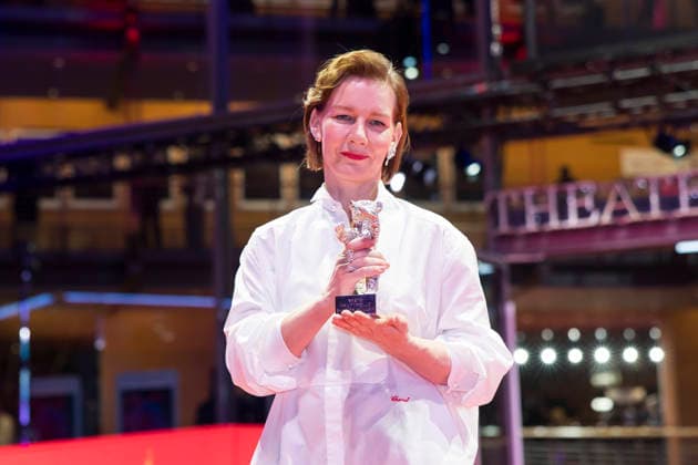 Berlinale, Preisträger am Theater am Potsdamer Platz, Berlin, 21.02.2026 Sandra Hüller posiert mit dem Silbernen Bären für die beste schauspielerische Leistung in einer Hauptrolle im Film Rose nach der Preisverleihung bei der Abschlussgala der Berlinale im Theater am Potsdamer Platz in Berlin am 21.02.2026. Die 76. Internationalen Filmfestspiele Berlin finden vom 12. bis 22. Februar 2026 statt. Berlin Theater am Potsdamer Platz Copyright: xBenxKriemannx