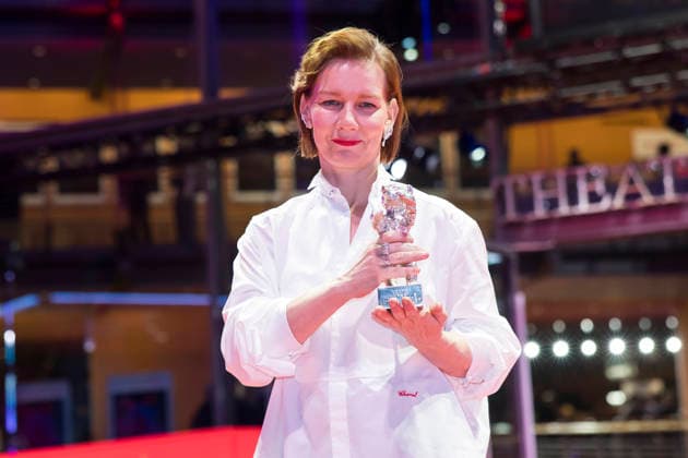 Berlinale, Preisträger am Theater am Potsdamer Platz, Berlin, 21.02.2026 Sandra Hüller posiert mit dem Silbernen Bären für die beste schauspielerische Leistung in einer Hauptrolle im Film Rose nach der Preisverleihung bei der Abschlussgala der Berlinale im Theater am Potsdamer Platz in Berlin am 21.02.2026. Die 76. Internationalen Filmfestspiele Berlin finden vom 12. bis 22. Februar 2026 statt. Berlin Theater am Potsdamer Platz Copyright: xBenxKriemannx