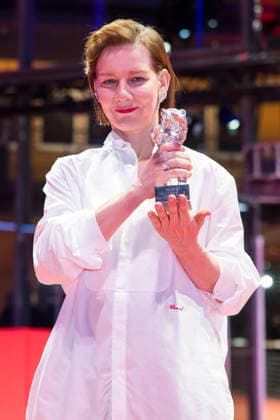 Berlinale, Preisträger am Theater am Potsdamer Platz, Berlin, 21.02.2026 Sandra Hüller posiert mit dem Silbernen Bären für die beste schauspielerische Leistung in einer Hauptrolle im Film Rose nach der Preisverleihung bei der Abschlussgala der Berlinale im Theater am Potsdamer Platz in Berlin am 21.02.2026. Die 76. Internationalen Filmfestspiele Berlin finden vom 12. bis 22. Februar 2026 statt. Berlin Theater am Potsdamer Platz Copyright: xBenxKriemannx