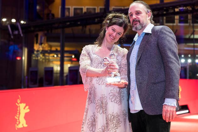 Berlinale, Preisträger am Theater am Potsdamer Platz, Berlin, 21.02.2026 Anna Fitch (US-Regisseurin) und Banker White (US-Regisseur) posieren mit dem Silbernen Bären für die außergewöhnliche künstlerische Leistung beim Film Yo (Liebe ist ein rebellischer Vogel) nach der Preisverleihung bei der Abschlussgala der Berlinale im Theater am Potsdamer Platz in Berlin am 21.02.2026. Die 76. Internationalen Filmfestspiele Berlin finden vom 12. bis 22. Februar 2026 statt. Berlin Theater am Potsdamer Platz Copyright: xBenxKriemannx