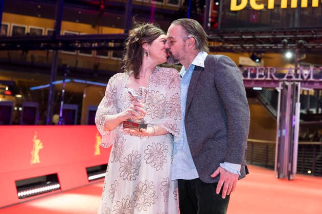 Berlinale, Preisträger am Theater am Potsdamer Platz, Berlin, 21.02.2026 Anna Fitch (US-Regisseurin) und Banker White (US-Regisseur) posieren mit dem Silbernen Bären für die außergewöhnliche künstlerische Leistung beim Film Yo (Liebe ist ein rebellischer Vogel) nach der Preisverleihung bei der Abschlussgala der Berlinale im Theater am Potsdamer Platz in Berlin am 21.02.2026. Die 76. Internationalen Filmfestspiele Berlin finden vom 12. bis 22. Februar 2026 statt. Berlin Theater am Potsdamer Platz Copyright: xBenxKriemannx