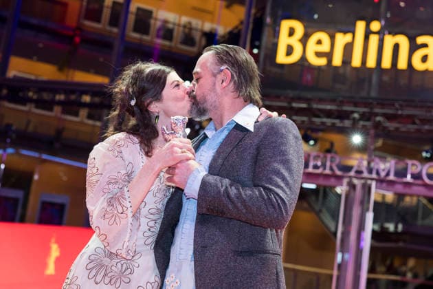 Berlinale, Preisträger am Theater am Potsdamer Platz, Berlin, 21.02.2026 Anna Fitch (US-Regisseurin) und Banker White (US-Regisseur) posieren mit dem Silbernen Bären für die außergewöhnliche künstlerische Leistung beim Film Yo (Liebe ist ein rebellischer Vogel) nach der Preisverleihung bei der Abschlussgala der Berlinale im Theater am Potsdamer Platz in Berlin am 21.02.2026. Die 76. Internationalen Filmfestspiele Berlin finden vom 12. bis 22. Februar 2026 statt. Berlin Theater am Potsdamer Platz Copyright: xBenxKriemannx