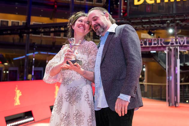 Berlinale, Preisträger am Theater am Potsdamer Platz, Berlin, 21.02.2026 Anna Fitch (US-Regisseurin) und Banker White (US-Regisseur) posieren mit dem Silbernen Bären für die außergewöhnliche künstlerische Leistung beim Film Yo (Liebe ist ein rebellischer Vogel) nach der Preisverleihung bei der Abschlussgala der Berlinale im Theater am Potsdamer Platz in Berlin am 21.02.2026. Die 76. Internationalen Filmfestspiele Berlin finden vom 12. bis 22. Februar 2026 statt. Berlin Theater am Potsdamer Platz Copyright: xBenxKriemannx