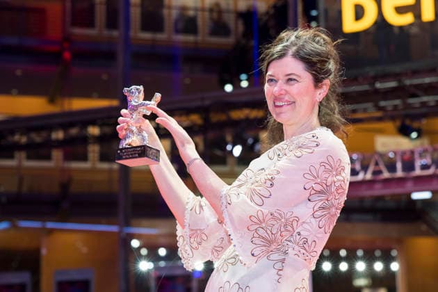 Berlinale, Preisträger am Theater am Potsdamer Platz, Berlin, 21.02.2026 Anna Fitch (US-Regisseurin) posiert mit dem Silbernen Bären für die außergewöhnliche künstlerische Leistung beim Film Yo (Liebe ist ein rebellischer Vogel) nach der Preisverleihung bei der Abschlussgala der Berlinale im Theater am Potsdamer Platz in Berlin am 21.02.2026. Die 76. Internationalen Filmfestspiele Berlin finden vom 12. bis 22. Februar 2026 statt. Berlin Theater am Potsdamer Platz Copyright: xBenxKriemannx