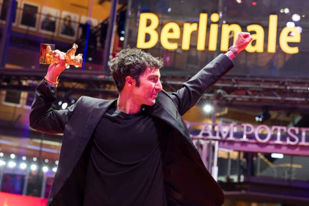 Berlinale, Preisträger am Theater am Potsdamer Platz, Berlin, 21.02.2026 Ilker ‚atak posiert mit dem Goldenen Bären als Regisseur des Films Gelbe Briefe (Yellow Letters) für den Besten Film nach der Preisverleihung bei der Abschlussgala der Berlinale im Theater am Potsdamer Platz in Berlin am 21.02.2026. Die 76. Internationalen Filmfestspiele Berlin finden vom 12. bis 22. Februar 2026 statt. Berlin Theater am Potsdamer Platz Copyright: xBenxKriemannx