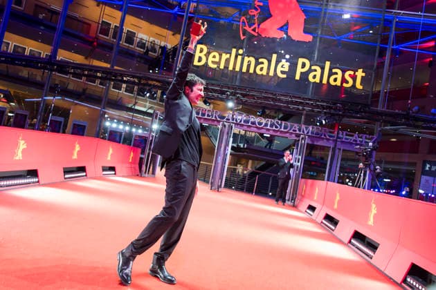 Berlinale, Preisträger am Theater am Potsdamer Platz, Berlin, 21.02.2026 Ilker ‚atak posiert mit dem Goldenen Bären als Regisseur des Films Gelbe Briefe (Yellow Letters) für den Besten Film nach der Preisverleihung bei der Abschlussgala der Berlinale im Theater am Potsdamer Platz in Berlin am 21.02.2026. Die 76. Internationalen Filmfestspiele Berlin finden vom 12. bis 22. Februar 2026 statt. Berlin Theater am Potsdamer Platz Copyright: xBenxKriemannx