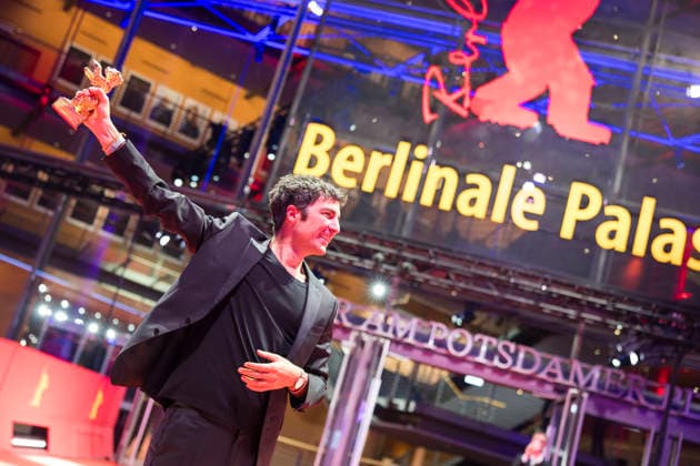 Berlinale, Preisträger am Theater am Potsdamer Platz, Berlin, 21.02.2026 Ilker ‚atak posiert mit dem Goldenen Bären als Regisseur des Films Gelbe Briefe (Yellow Letters) für den Besten Film nach der Preisverleihung bei der Abschlussgala der Berlinale im Theater am Potsdamer Platz in Berlin am 21.02.2026. Die 76. Internationalen Filmfestspiele Berlin finden vom 12. bis 22. Februar 2026 statt. Berlin Theater am Potsdamer Platz Copyright: xBenxKriemannx