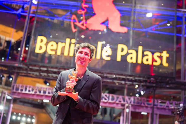 Berlinale, Preisträger am Theater am Potsdamer Platz, Berlin, 21.02.2026 Ilker ‚atak posiert mit dem Goldenen Bären als Regisseur des Films Gelbe Briefe (Yellow Letters) für den Besten Film nach der Preisverleihung bei der Abschlussgala der Berlinale im Theater am Potsdamer Platz in Berlin am 21.02.2026. Die 76. Internationalen Filmfestspiele Berlin finden vom 12. bis 22. Februar 2026 statt. Berlin Theater am Potsdamer Platz Copyright: xBenxKriemannx