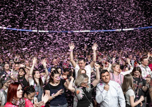 21.02.2026, xlakx, Entertainment, 90s Super Show v.l.Kinder der 90s mit Konfetti bei der 90s Super Show in der Uber Arena Berlin. Berlin