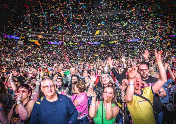 21.02.2026, xlakx, Entertainment, 90s Super Show v.l.Kinder der 90s mit Konfetti bei der 90s Super Show in der Uber Arena Berlin. Berlin