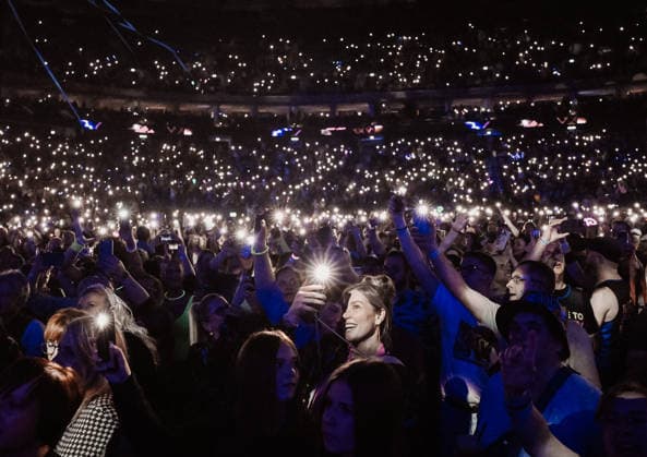 21.02.2026, xlakx, Entertainment, 90s Super Show v.l.Kinder der 90s mit Handy Lampe bei der 90s Super Show in der Uber Arena Berlin. Berlin