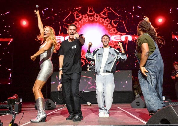 21.02.2026, xlakx, Entertainment, 90s Super Show v.l. Sonya Kraus, Aquagen (Gino Montesano) und Mola Adebisi bei der 90s Super Show in der Uber Arena Berlin. Berlin