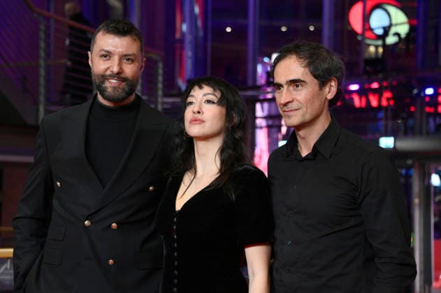 Marie-Rose Osta mit Begleitung bei der Closing Ceremony mit Preisverleihung auf der Berlinale 2026 76. Internationale Filmfestspiele Berlin im Berlinale Palast. Berlin, 21.02.2026