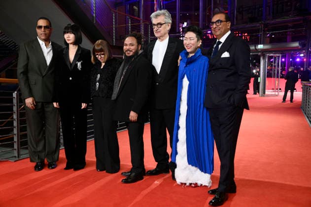 Reinaldo Marcus Green, Bae Doona, Ewa PuszczyÅ ska, Min Bahadur Bham, Wim Wenders, Hikari und Shivendra Singh Dungarpur bei der Closing Ceremony mit Preisverleihung auf der Berlinale 2026 76. Internationale Filmfestspiele Berlin im Berlinale Palast. Berlin, 21.02.2026