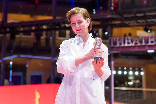 Sandra Hüller mit dem Silbernen Bären für die beste Darstellerin in Rose nach der Closing Ceremony mit Preisverleihung auf der Berlinale 2026 76. Internationale Filmfestspiele Berlin im Berlinale Palast. Berlin, 21.02.2026
