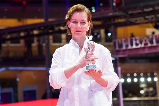 Sandra Hüller mit dem Silbernen Bären für die beste Darstellerin in Rose nach der Closing Ceremony mit Preisverleihung auf der Berlinale 2026 76. Internationale Filmfestspiele Berlin im Berlinale Palast. Berlin, 21.02.2026