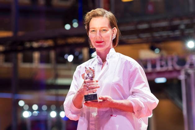Sandra Hüller mit dem Silbernen Bären für die beste Darstellerin in Rose nach der Closing Ceremony mit Preisverleihung auf der Berlinale 2026 76. Internationale Filmfestspiele Berlin im Berlinale Palast. Berlin, 21.02.2026