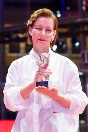 Sandra Hüller mit dem Silbernen Bären für die beste Darstellerin in Rose nach der Closing Ceremony mit Preisverleihung auf der Berlinale 2026 76. Internationale Filmfestspiele Berlin im Berlinale Palast. Berlin, 21.02.2026