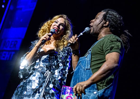 21.02.2026, xlakx, Entertainment, 90s Super Show v.l. Sonya Kraus und Mola Adebisi bei der 90s Super Show in der Uber Arena Berlin. Berlin