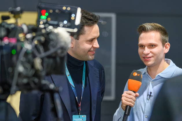 20.02.2026, Johannes Winkel (links) und Fabian Köster (rechts). 20.02.2026, Der Vorsitzende der Jungen Union (JU) während des Parteitags zusammen mit Fabian Köster, dem Comedian, Moderator und Autor während eines Interviews für das ZDF auf dem Parteitag. Der 38. Parteitag der CDU Deutschlands findet am 20. und 21. Februar 2026 in der Messe Stuttgart statt. Auf der Tagesordnung steht mit der Wahl des Bundesvorstands die personelle Ausrichtung der Union. Ebenso die inhaltliche Positionierung der Christdemokraten. Stuttgart Baden-Württemberg Deutschland *** 20 02 2026, Johannes Winkel left and Fabian Köster right 20 02 2026, The chairman of the Junge Union JU during the party conference together with Fabian Köster, the comedian, present