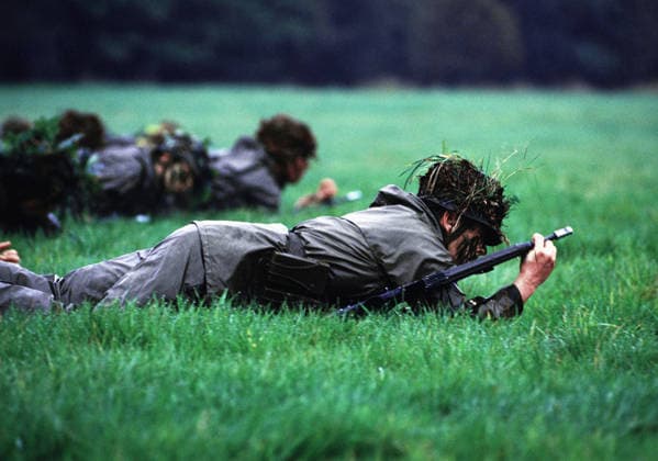 BUNDESWEHR : Wehrpflichtige waehrend der Grundausbildung im Gelaende , Oktober 1998 Draftees of German Bundeswehr exercising on a field , October 1998 *** BUNDESWEHR conscripts during basic training in the field , October 1998 Draftees of German Bundeswehr exercising on a field , October 1998