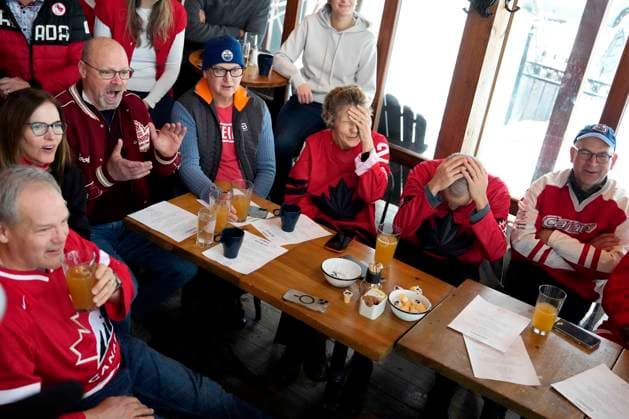 February 22, 2026, Chelsea, Pq, CAN: Prime Minister Mark Carney and his wife Diana Fox Carney react to a play as they watch the gold medal men s ice hockey game between Canada and the United States at the 2026 Milan Cortina Winter Olympics, at a pub in Chelsea, Que., on Sunday, Feb. 22, 2026. Chelsea CAN  - ZUMAc35_ 20260222_zaf_c35_036 Copyright: xJustinxTangx