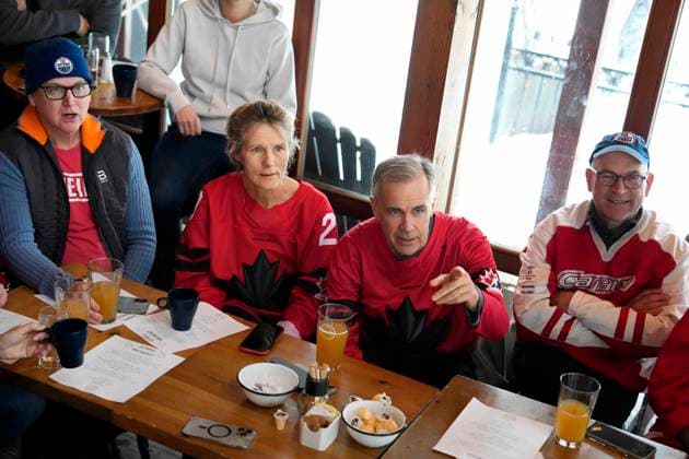 February 22, 2026, Chelsea, Pq, CAN: Prime Minister Mark Carney and his wife Diana Fox Carney watch the gold medal men s ice hockey game between Canada and the United States at the 2026 Milan Cortina Winter Olympics, with family and friends at a pub in Chelsea, Que., on Sunday, Feb. 22, 2026. Chelsea CAN  - ZUMAc35_ 20260222_zaf_c35_046 Copyright: xJustinxTangx