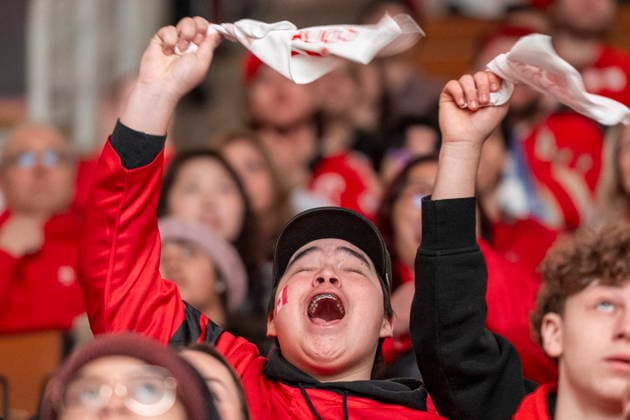 February 22, 2026, Toronto, On, CANADA: Fans at a watch party at Scotiabank Arena cheer as they watch the Olympic men s hockey final between Canada and the United States, in Toronto, on Sunday, Feb. 22, 2026. Toronto CANADA  - ZUMAc35_ 20260222_zaf_c35_055 Copyright: xEduardoxLimax