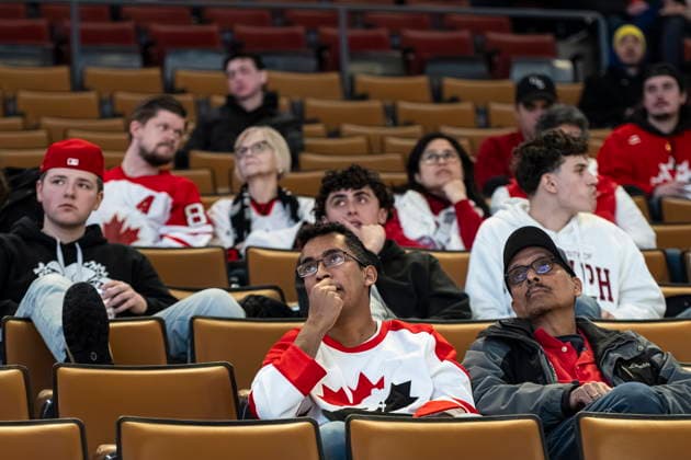 February 22, 2026, Toronto, On, CANADA: Fans attending a watch party at Scotiabank Arena look dejected after Canada s defeat to the United States in the Olympic men s hockey final in Toronto, Sunday, February 22, 2026. Toronto CANADA  - ZUMAc35_ 20260222_zaf_c35_116 Copyright: xEduardoxLimax