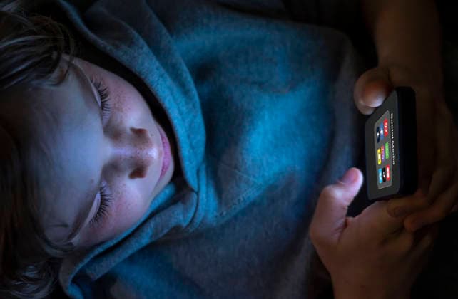 Symbolbild Social Media Nutzung von jungen Menschen, Kindern, Junge, 12 Jahre alt, Ordner mit diversen Social-Media-Plattformen auf dem Handy, Social Media *** Symbolic image Social media use by young people, children, boy, 12 years old, folder with various social media platforms on cell phone, social media