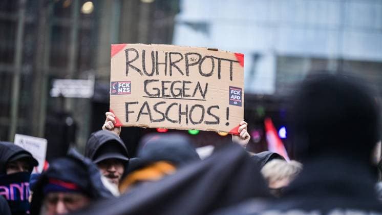 Gegendemo gegen AfD und Höcke in Dortmund ** NUR FÜR REDAKTIONELLE ZWECKE ** EDITORIAL USE ONLY **<p>Eine Gegendemo mit ca 3300 Teilnehmer:innen gegen die AfD und Björn Höcke findet statt auf dem Friedensplatz in Dortmund am Sonntag, 22. Februar 2026. Die AfD hält in der Bürgerhalle des Dortmunder Rathauses ihren Neujahrsempfang ab. Beginn 17.00 Uhr. Weil Björn Höcke dort sprechen soll, hat die Stadt Dortmund den Empfang gestoppt. Mit einer Gerichtesentscheidung wird am Freitagabend gerechnet. Die Demo gegen die AfD Veranstaltung, Beginn 16.30 Uhr, Friedensplatz, soll in jedem Fall stattfinden. . Dortmund Copyright: SvenjaxHanusch *** Counter-demo against AfD and Höcke in Dortmund FOR EDITORIAL PURPOSES ONLY EDITORIAL USE ONLY p Copyright: SvenjaxHanusch doc84owwn4y4qsy685s9u2 ,EDITORIAL USE ONLY