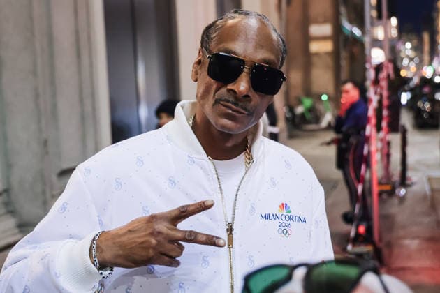 Milan, Celebrity sightings during the XXV Olympic Winter Games Milan Cortina 2026 - Snoop Dogg exits the Park Hyatt Milan hotel. Pictured: Snoop Dogg (American rapper, actor, and NBC correspondent for the Milan Cortina 2026 Olympics)  Copyright: xAlessandroxBremecx xipa-agency.netx xx IPA_Agency_IPA71906382