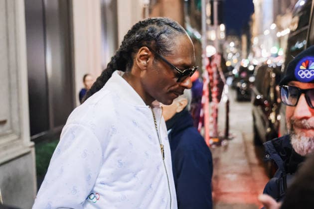 Milan, Celebrity sightings during the XXV Olympic Winter Games Milan Cortina 2026 - Snoop Dogg exits the Park Hyatt Milan hotel. Pictured: Snoop Dogg (American rapper, actor, and NBC correspondent for the Milan Cortina 2026 Olympics)  Copyright: xAlessandroxBremecx xipa-agency.netx xx IPA_Agency_IPA71906461