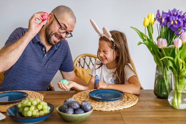 IMAGO Creative, Ostern, Bräuche, Osterbrunch Vater und Tochter spielen ein Klopfspiel mit bunten Ostereiern an einem festlich gedeckten Tisch, der für Familienzusammenhalt und Osterfreude steht. Vater und Tochter spielen ein Klopfspiel mit bunten Ostereiern an einem festlich gedeckten Tisch, der für Familienzusammenhalt und Osterfreude steht. (License=RF) ,model released, Symbolfoto Copyright: xZoonar.com AnnaxLuryex 24691863 ,model released, Symbolfoto ,property released