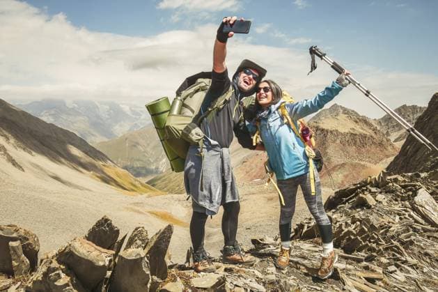 Glückliches Wanderpaar beim Selfie Porträt auf dem Gipfel des Berges Lächelnde Touristen genießen den Sommertag Freund und Freundin beim Happy couple of hikers taking selfie portrait on the top of the mountain - Smiling tourists enjoying summer day out - Boyfriend and girlfriend having Copyright: imageBROKER EvaldasxMikoliunas ibxemi16705308.jpg ,model released, Symbolfoto ,property released