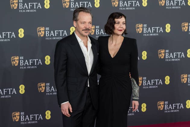 February 22, 2026, London, England, United Kingdom: MAGGIE GYLLENHAAL and PETER SARSGAARD attend the red carpet during the EE BAFTA Film Awards 2026 ceremony at The Royal Festival Hall. London United Kingdom  - ZUMAs371 20260222_zip_s371_226 Copyright: xWiktorxSzymanowiczx