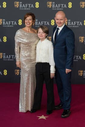 February 22, 2026, London, England, United Kingdom: JACOBI JUPE (C) and his parents attend the red carpet during the EE BAFTA Film Awards 2026 ceremony at The Royal Festival Hall. London United Kingdom - ZUMAs371 20260222_zip_s371_245 Copyright: xWiktorxSzymanowiczx