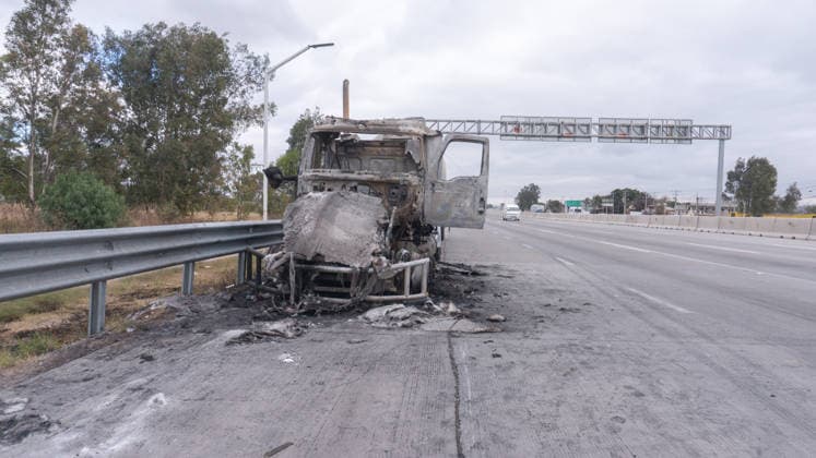 Trucks burned in response to the Killed of the Jalisco Nueva Generacion Cartel leader A burned-out truck is seen on the Mexico-Queretaro highway. Following the killing of drug lord Nemesio Ruben Oseguera Cervantes, known as El Mencho, leader of the Jalisco Nueva Generacion Cartel, drug blockades were reported in several cities across the country in response to the killing of the Jalisco Cartel leader. on February 22, 2026 in Queretaro, Mexico. (Photo by Jose Carrera Eyepix Group) Copyright: xJosexCarrera EyepixxGroupx JFC_22022026_176432