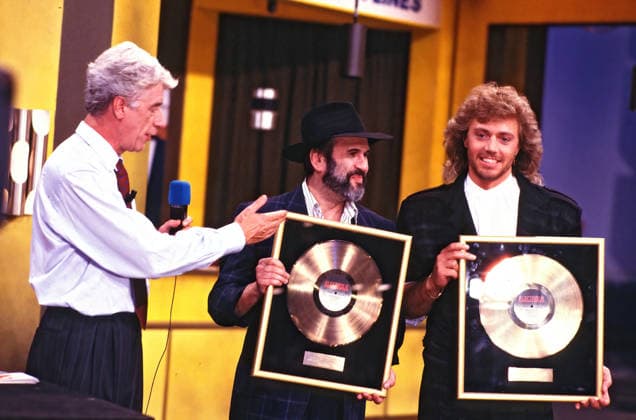 ARCHIV: Drafi Deutscher Sänger Drafi Deutscher mit Rudi Carrell und Oliver Simon anläßlich der Fernsehsendung Verflixte 7 , 1987 ARCHIVAUFNAHME, Datum geschätzt 20260118JWM1222 *** ARCHIVE Drafi Deutscher Singer Drafi Deutscher with Rudi Carrell and Oliver Simon on the occasion of the television program Verflixte 7 , 1987 ARCHIVE RECORD, date estimated 20260118JWM1222