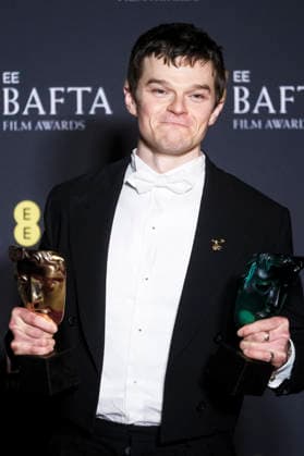 Robert Aramayo mit den Preisen für den besten Hauptdarsteller in I Swear und den besten Nachwuchsdarsteller bei der Verleihung der BAFTA Film Awards 2026 79th British Academy Film Awards in der Royal Festival Hall. London, 22.02.2026