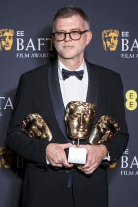 Paul Thomas Anderson mit den Preisen für die beste Regie, das beste Drehbuch und den besten Film One Battle After Another bei der Verleihung der BAFTA Film Awards 2026 79th British Academy Film Awards in der Royal Festival Hall. London, 22.02.2026