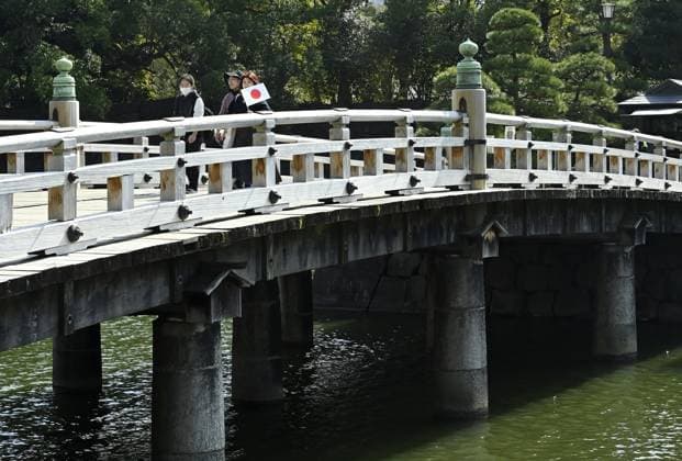 Japanese Emperor Naruhito’s 66th birthday TOKYO, JAPAN - FEBRUARY 23 : People are seen walking on a traditional bridge as they gathered to celebrate Japanese Emperor Naruhito s 66th birthday for a public appearance at the Imperial Palace in Tokyo, Japan on February 23, 2026. David Mareuil Anadolu Tokyo Japan. Editorial use only. Please get in touch for any other usage.  Copyright: x2026xAnadoluxDavidxMareuilx